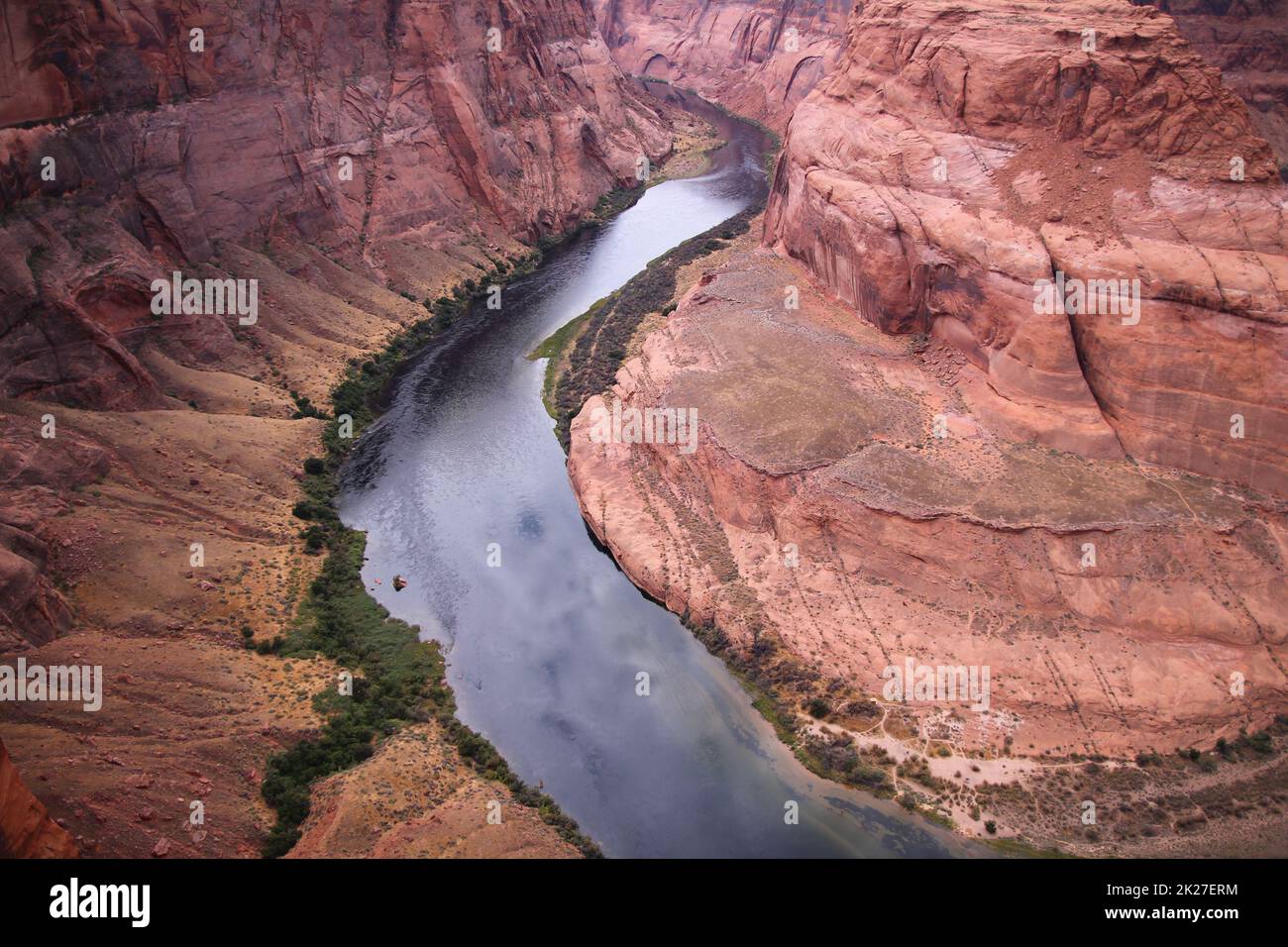 Il cielo si riflette sul fiume Colorado nella valle di Horseshoe Foto Stock