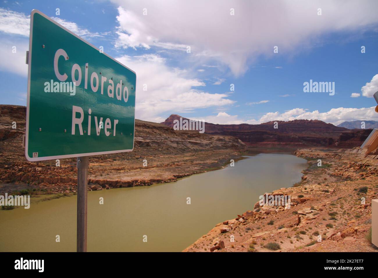 Un cartello verde che indica il fiume Colorado che attraversa il ponte Foto Stock