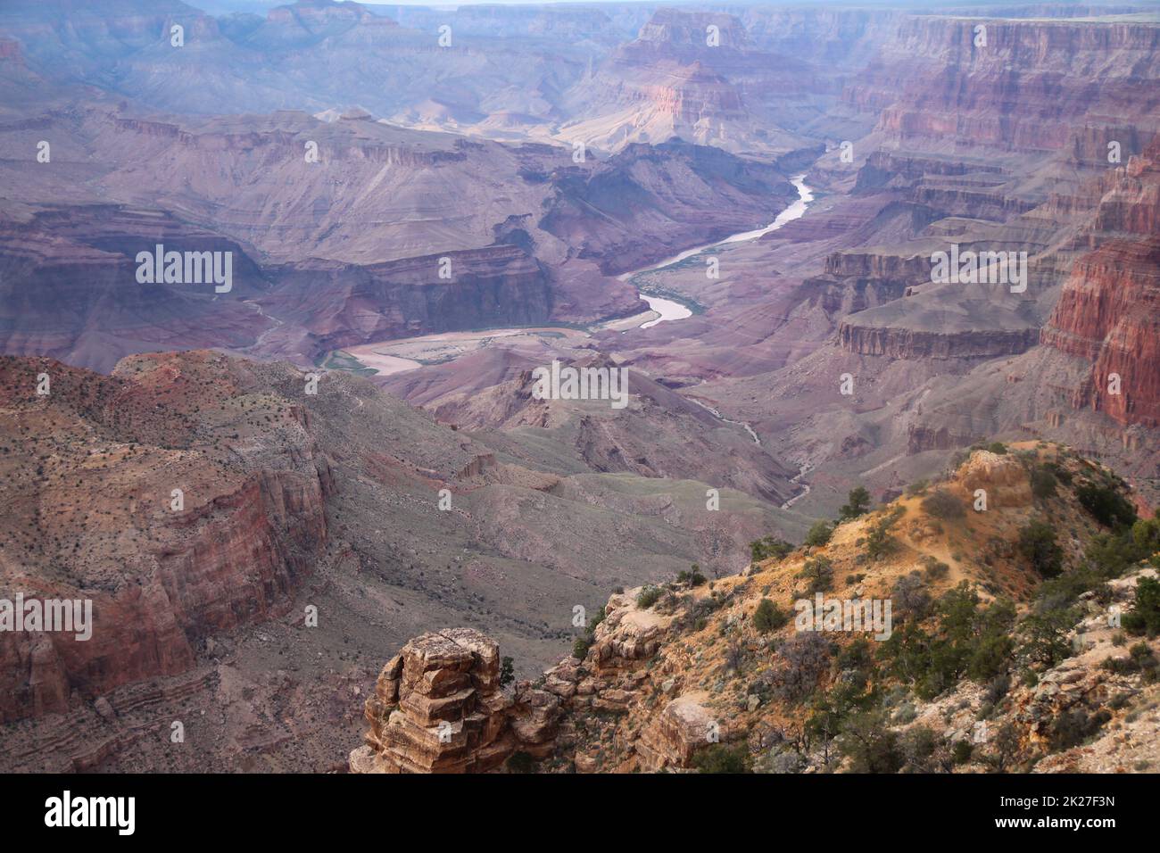 Il fiume far Colorado che scorre nel mezzo del Parco Nazionale del Grand Canyon Foto Stock