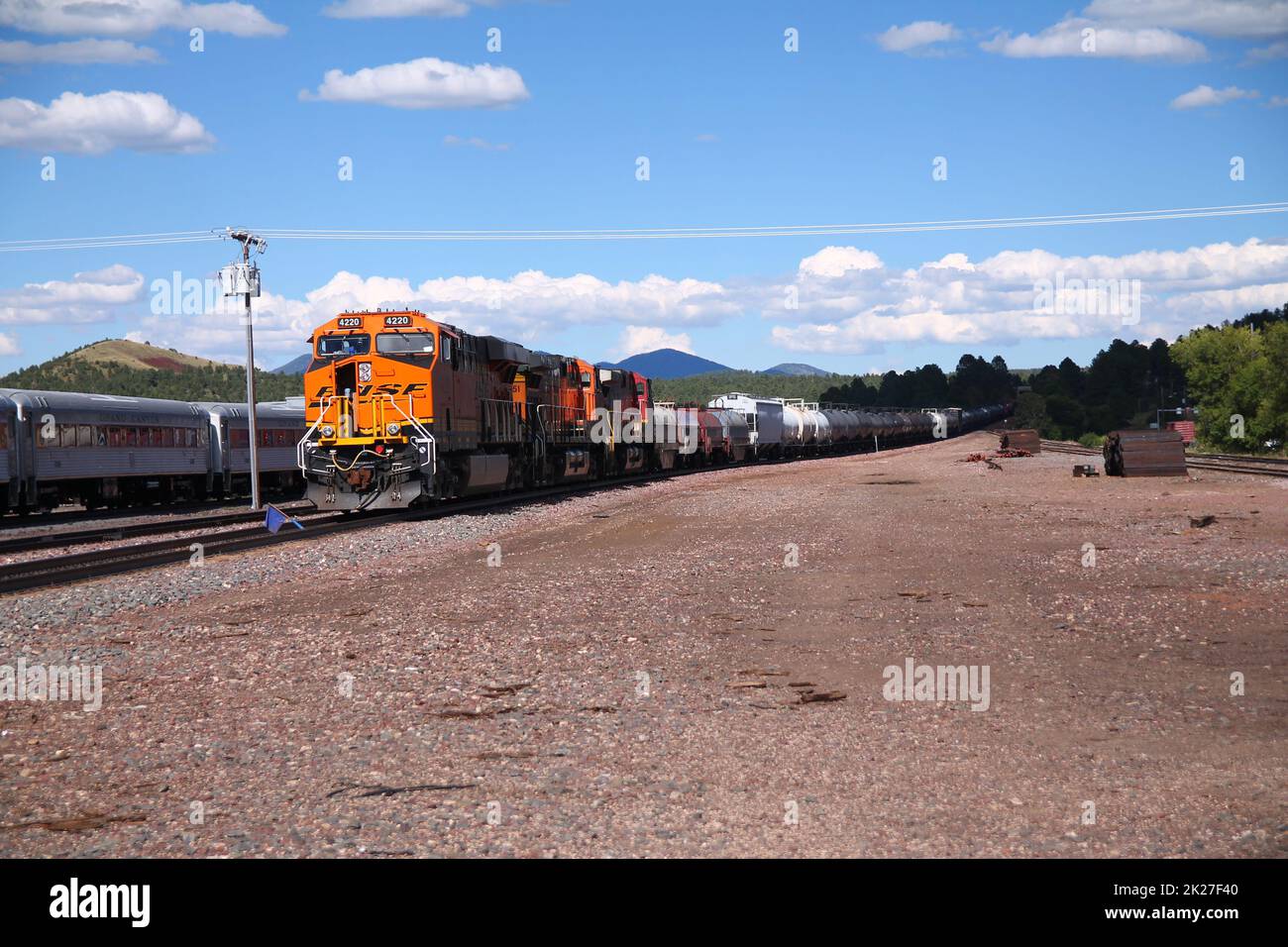 La locomotiva gialla di un treno storico che attraversa il Parco Nazionale del Grand Canyon Foto Stock