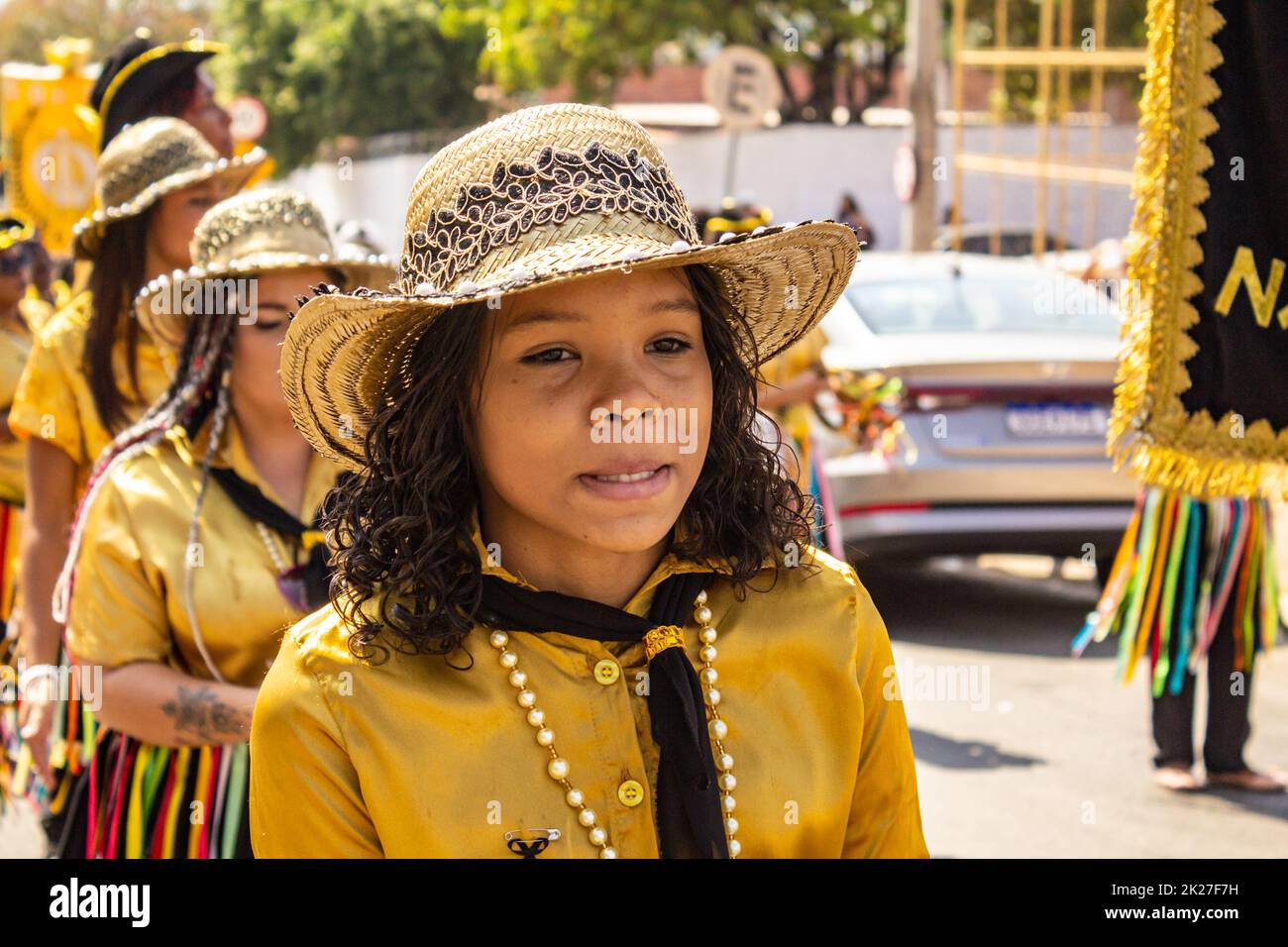 Goiânia, Goias, Brasile – 11 settembre 2022: Gruppo di festaioli in abiti gialli che cantano e ballano durante i Congadas di Goiania. Foto Stock