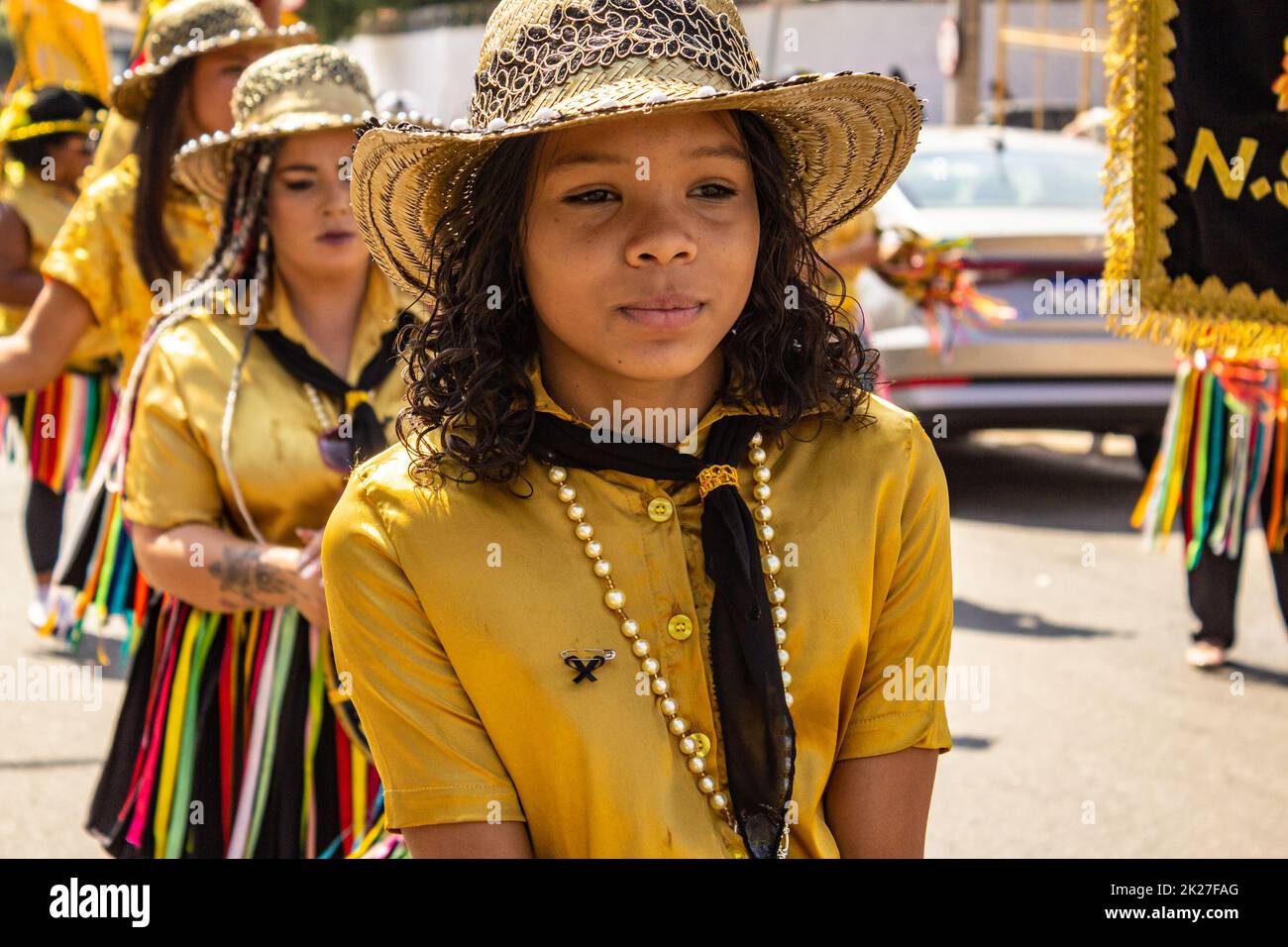 Goiânia, Goias, Brasile – 11 settembre 2022: Gruppo di festaioli in abiti gialli che cantano e ballano durante i Congadas di Goiania. Foto Stock