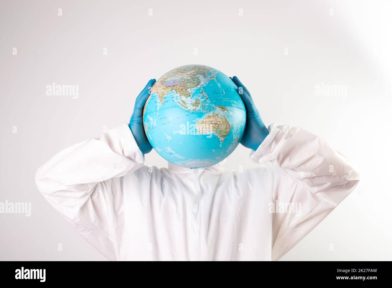 Medico che tiene il pianeta Terra invece di testa. Foto Stock