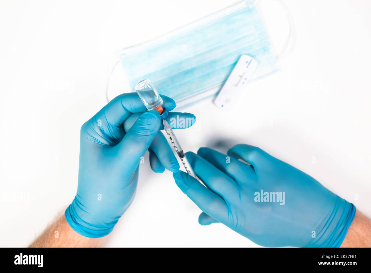 Incandescente medico, test e vaccino per proteggere l'infezione durante la pandemia di Coronavirus. Foto Stock