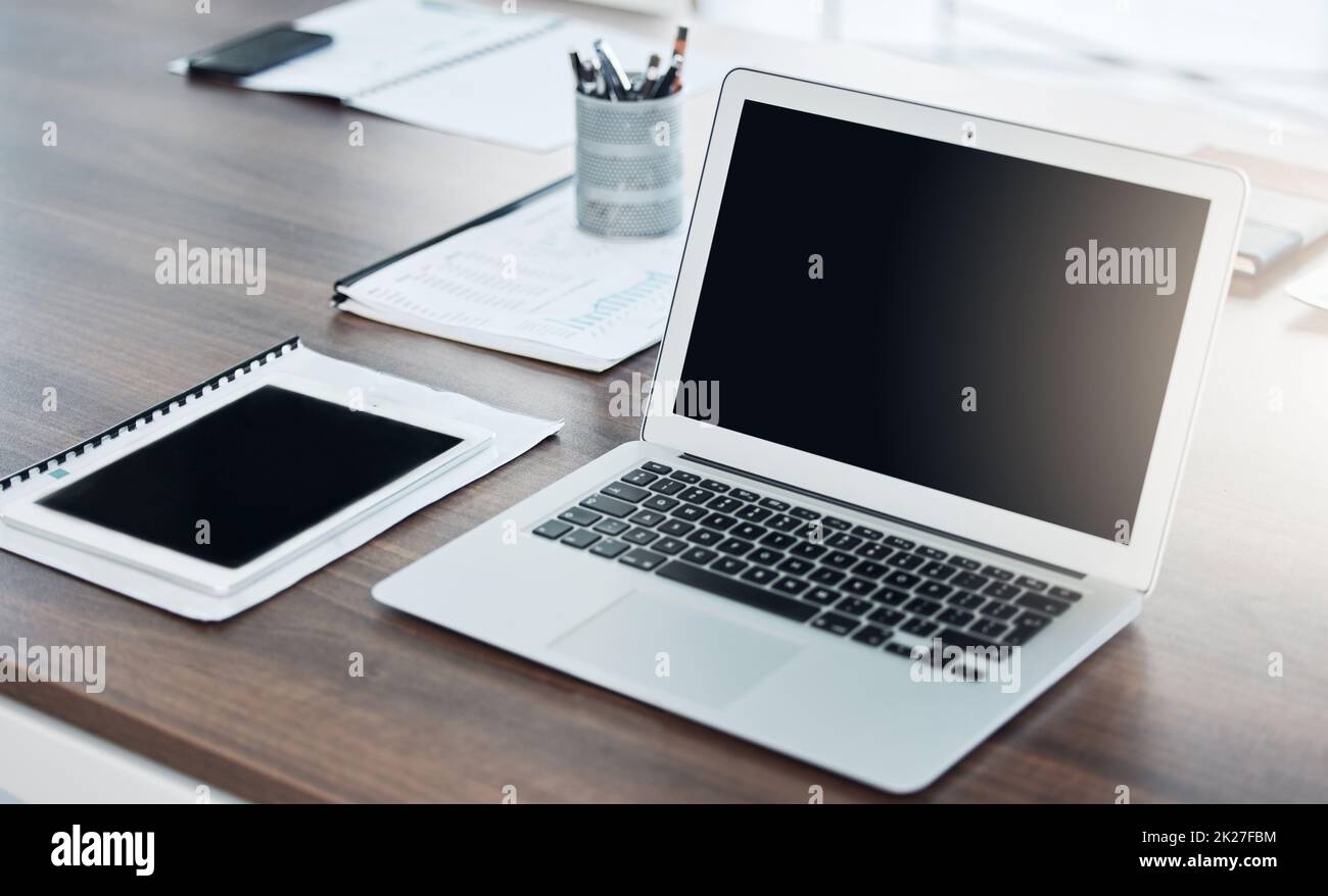 Ufficio, computer portatile e schermo su una scrivania con computer e notebook per le nuove reclute. Tavolo, cancelleria e una configurazione organizzata per la produttività al lavoro Foto Stock