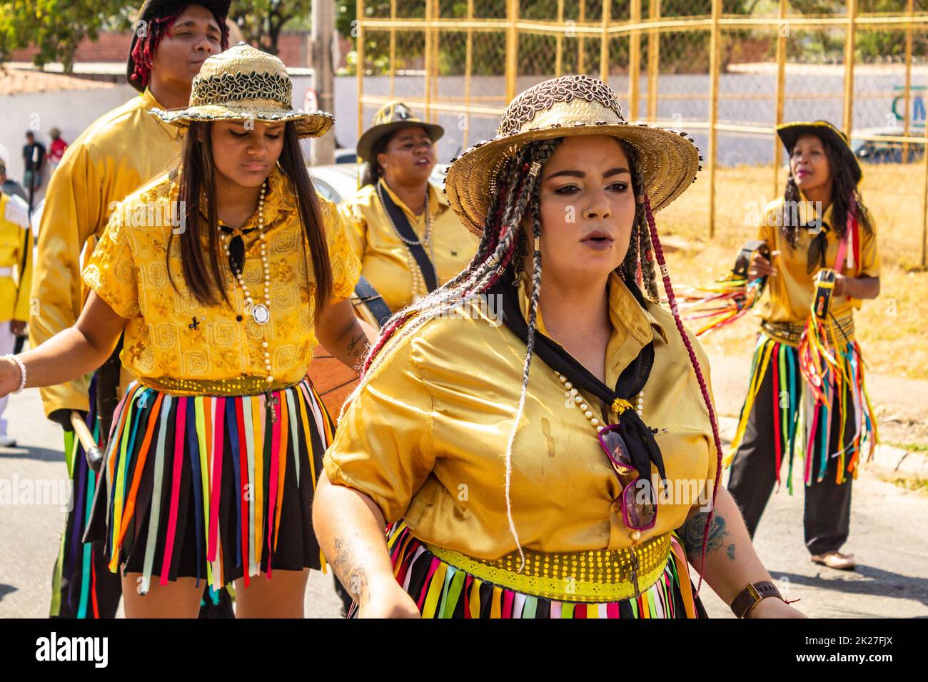 Goiânia, Goias, Brasile – 11 settembre 2022: Gruppo di festaioli in abiti gialli che cantano e ballano durante i Congadas di Goiania. Foto Stock