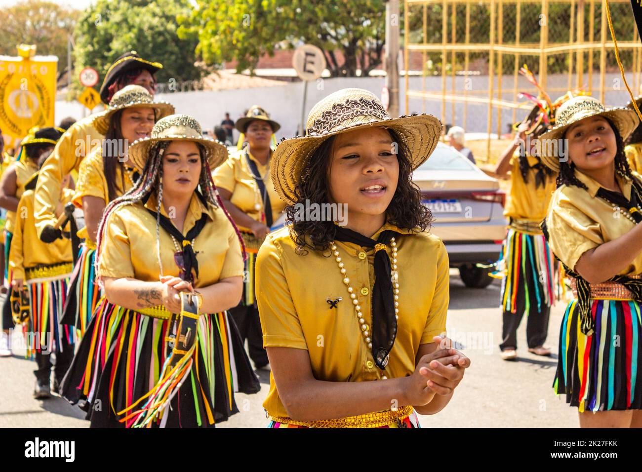 Goiânia, Goias, Brasile – 11 settembre 2022: Gruppo di festaioli in abiti gialli che cantano e ballano durante i Congadas di Goiania. Foto Stock