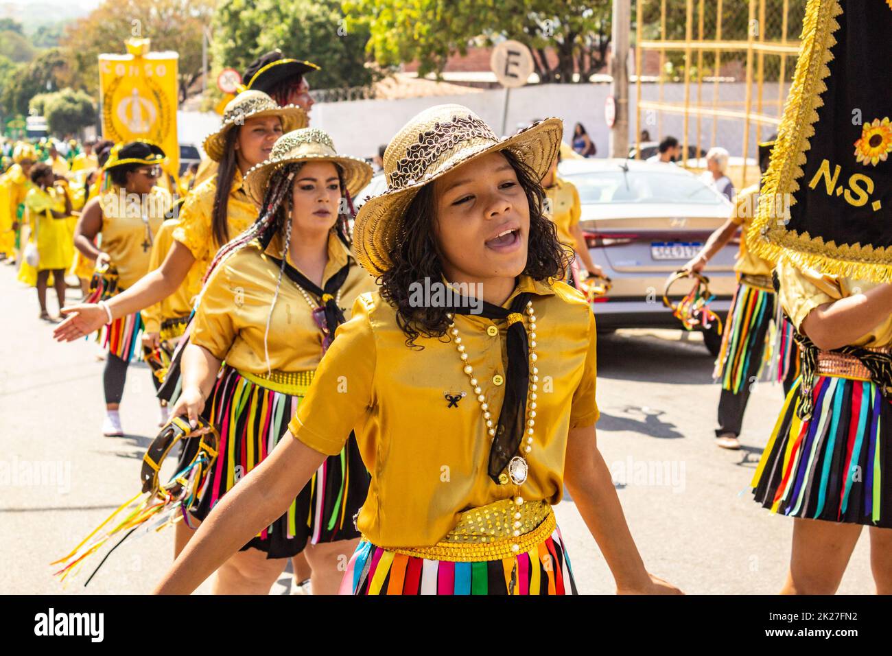 Goiânia, Goias, Brasile – 11 settembre 2022: Gruppo di festaioli in abiti gialli che cantano e ballano durante i Congadas di Goiania. Foto Stock