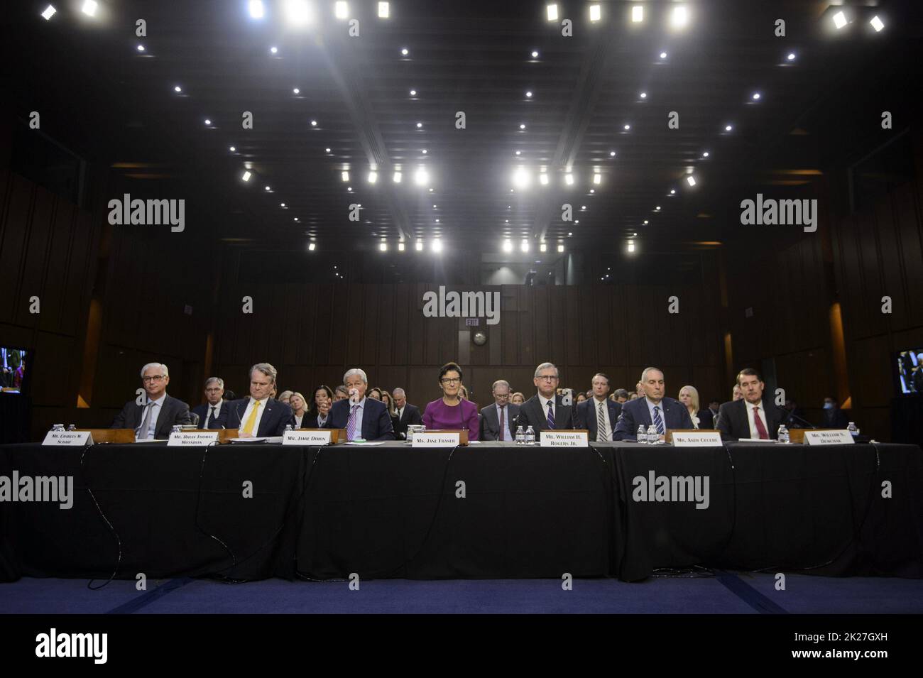 (L-R) Amministratore Delegato e Presidente di Wells Fargo & Company Charles Scharf, Amministratore Delegato e Presidente di Bank of America Brian Thomas Moynihan, Presidente e Amministratore Delegato di JPMorgan Chase & Company Jamie Dimon, Amministratore Delegato di Citigroup Jane Fraser, Presidente e Amministratore Delegato di Truist Financial Corporation William Rogers Jr., Presidente, Presidente e CEO di U.S. Bancorp Andy Cecere, e Presidente, Presidente e CEO del PNC Financial Services Group William Demchak guardare durante un'audizione annuale del Senato Banking Committee di Wall Street sulla più grande banca della nazione al Campidoglio degli Stati Uniti a Washington, DC Giovedi, 22 settembre 2022 Foto Stock