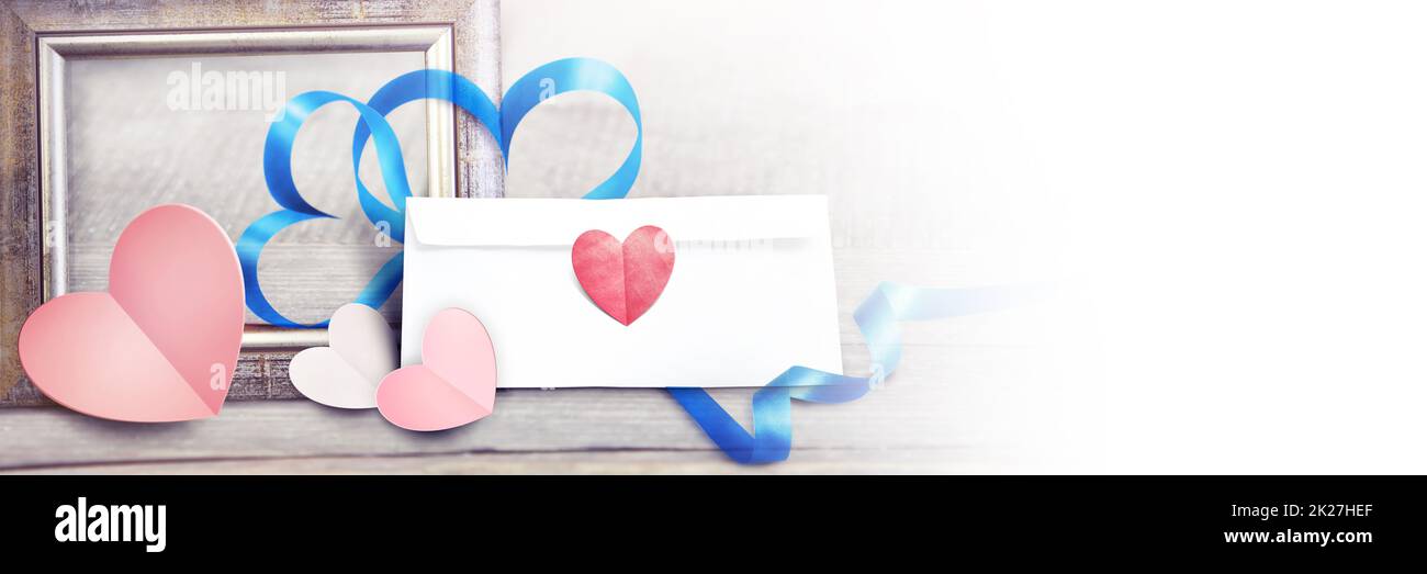 Concetto di San Valentino. Decorazione per le vacanze. Cuore e lettera d'amore. Foto Stock
