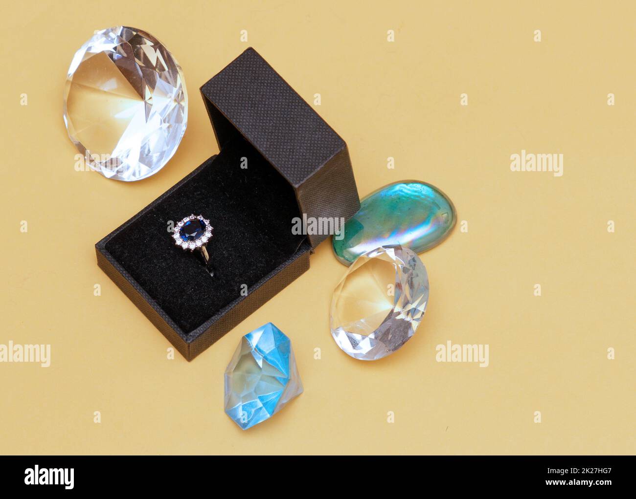Scatola aperta con anello di innesto diamantato Foto Stock