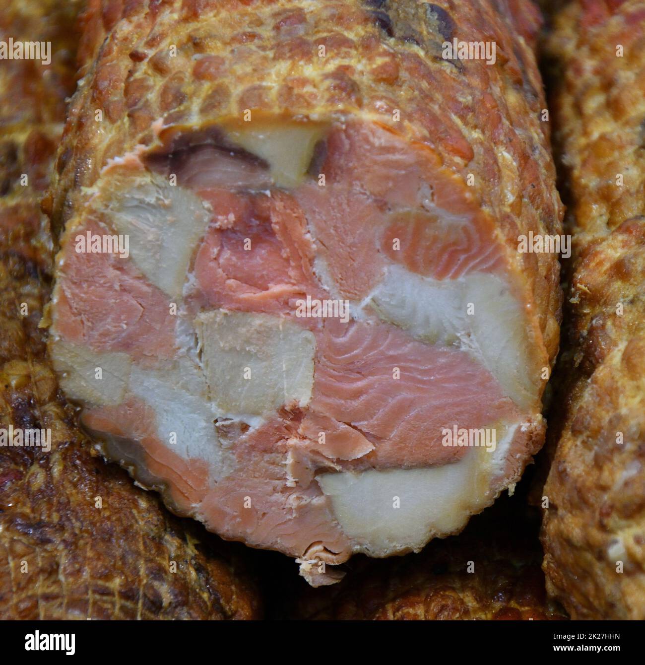 Rotolo di pesce fatto di chinook e salmone bianco affumicato caldo Foto Stock