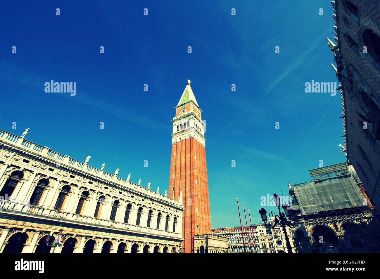 San Marco il Campanile e il bellissimo palazzo in Piazza San Marco, Piazza San Marco, Venezia, Italia Foto Stock