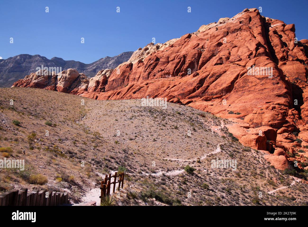 Il suggestivo percorso di ghiaia fino alle vette del Red Rock Canyon Foto Stock