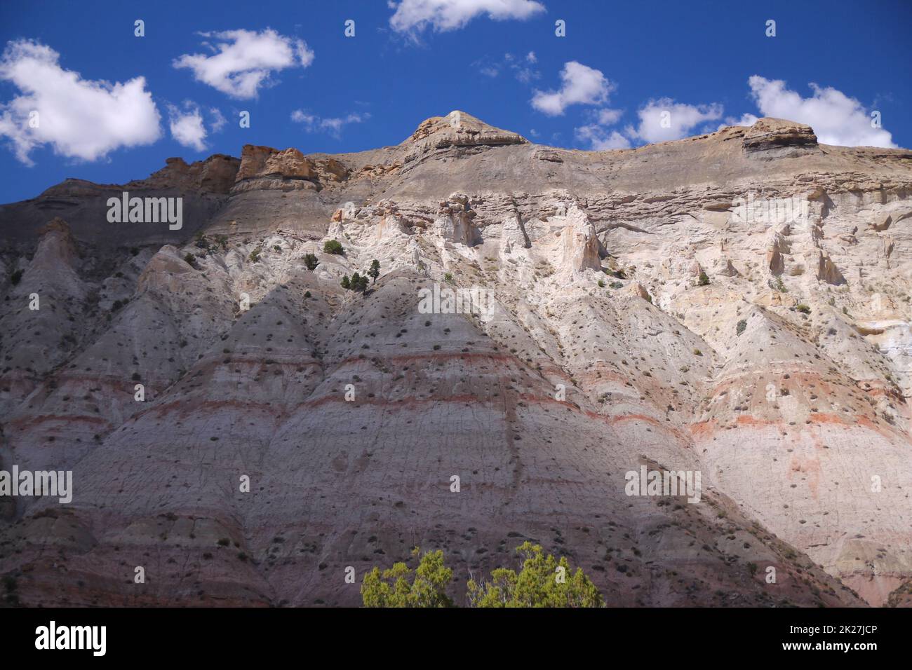 Le pareti di roccia bianca e rosa con il cielo blu del Kodachrome Basin state Park Foto Stock