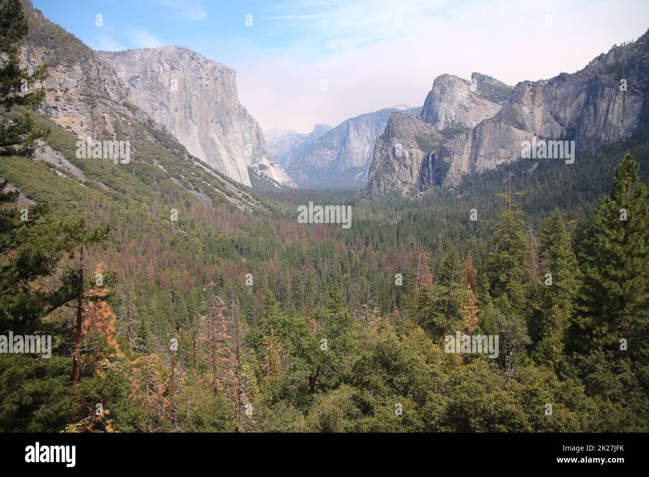 La valle del Parco Nazionale di Yosemite con la cenere del fuoco selvatico del 2017 Foto Stock