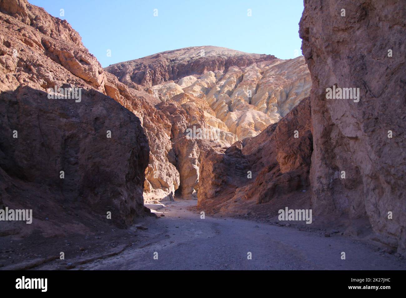 Le ombre nel canyon colorato caldo nel deserto della Valle della morte Foto Stock