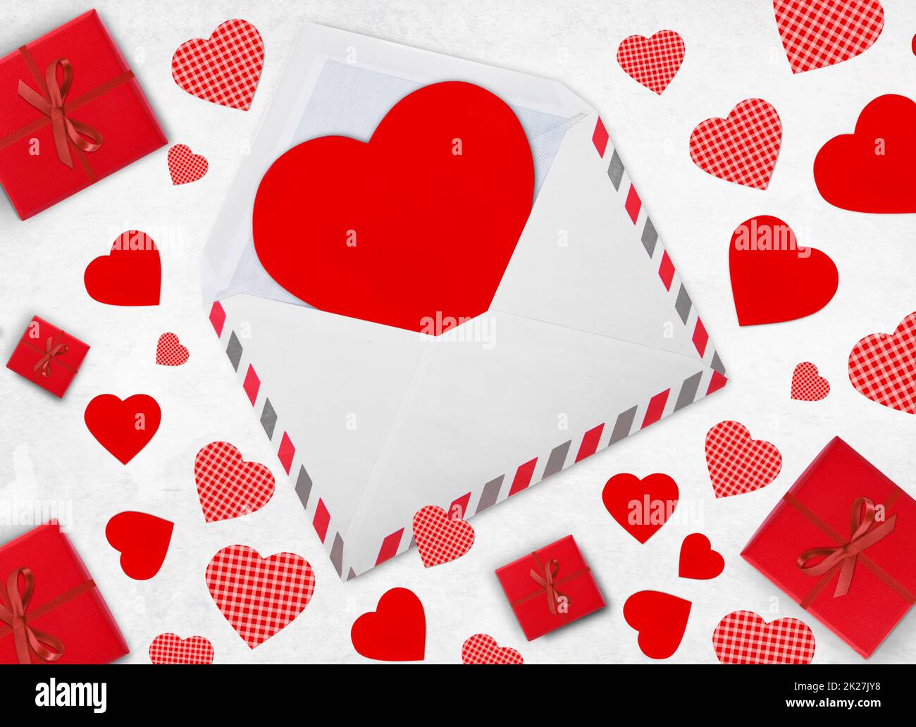 Concetto di San Valentino. Decorazione per le vacanze. Cuore e lettera d'amore. Foto Stock
