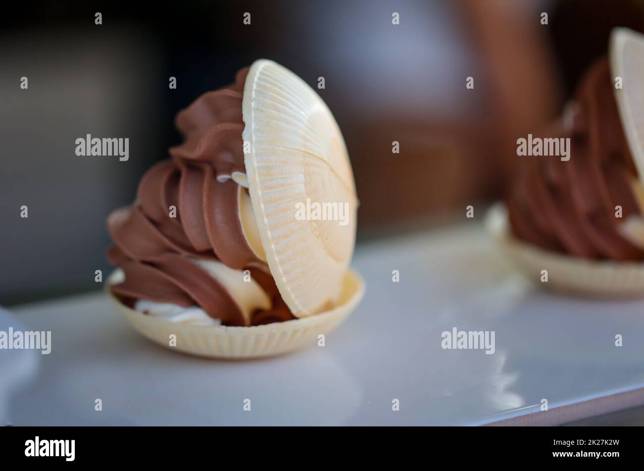 Un gelato morbido con gelato al cioccolato e vaniglia tra due gusci di waffle. Foto Stock