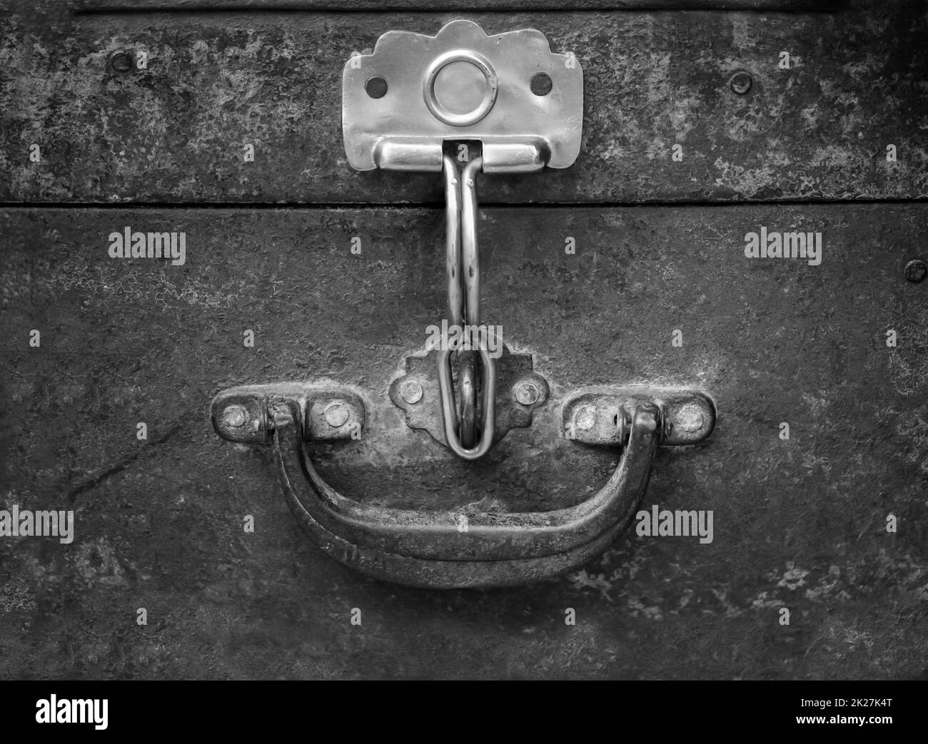 Una cassa di metallo con la sua chiusura per un lucchetto, maniglia su un petto, valigia. Foto Stock