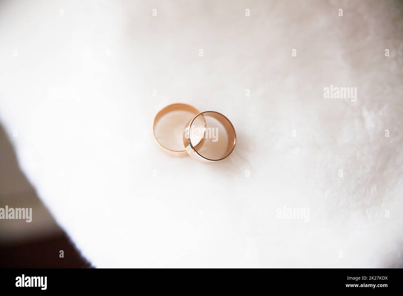 Anelli di nozze d'oro su velo bianco Foto Stock