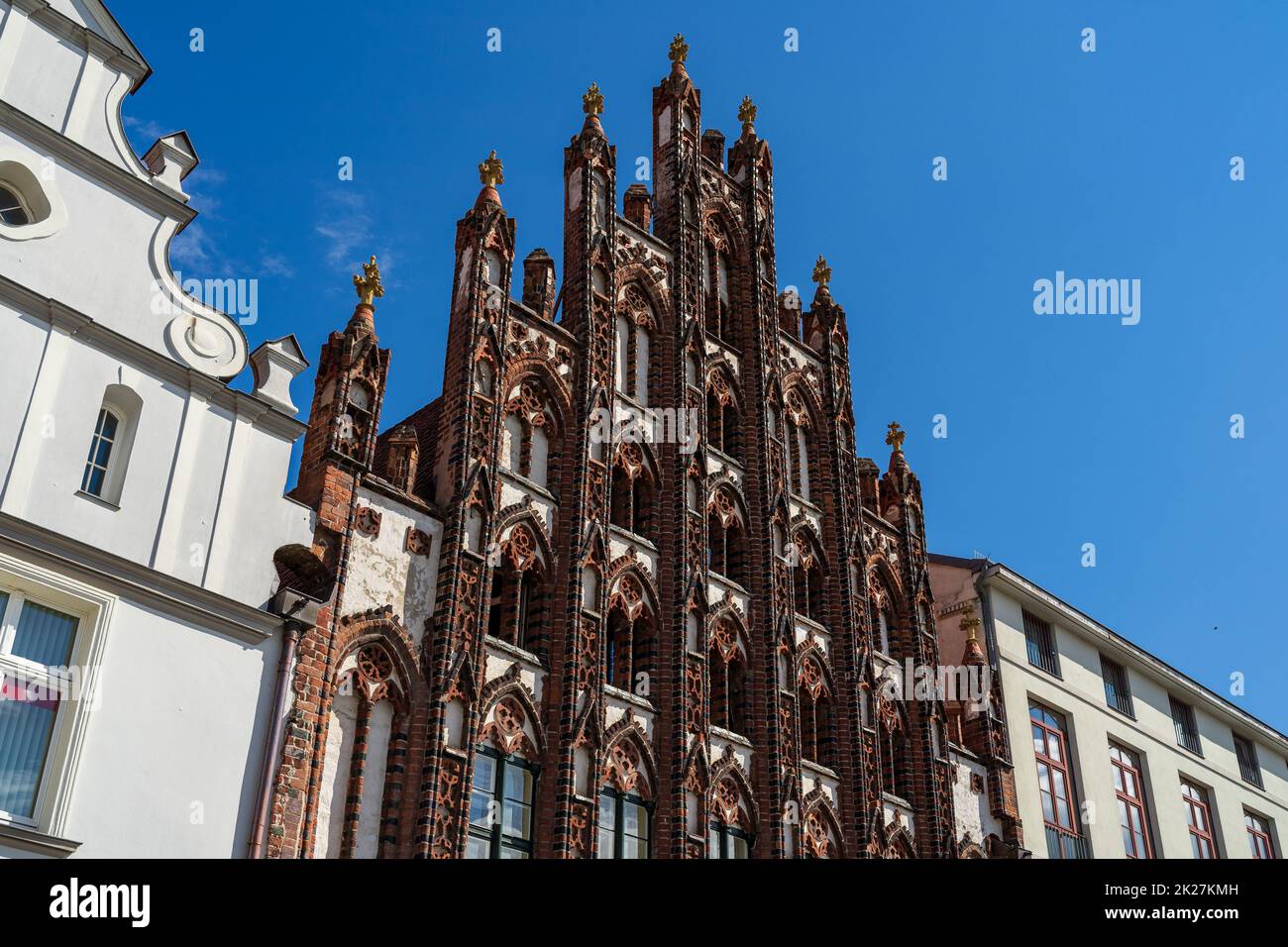 Vecchia facciata dell'edificio. Architettura tipica nel centro storico. Greifswald. Germania Foto Stock