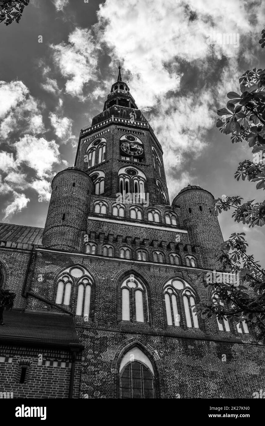 Chiesa evangelica di San Nicola. La chiesa principale e sede del vescovo della Chiesa evangelica Pomerania. Greifswald. Germania. Bianco e nero. Foto Stock