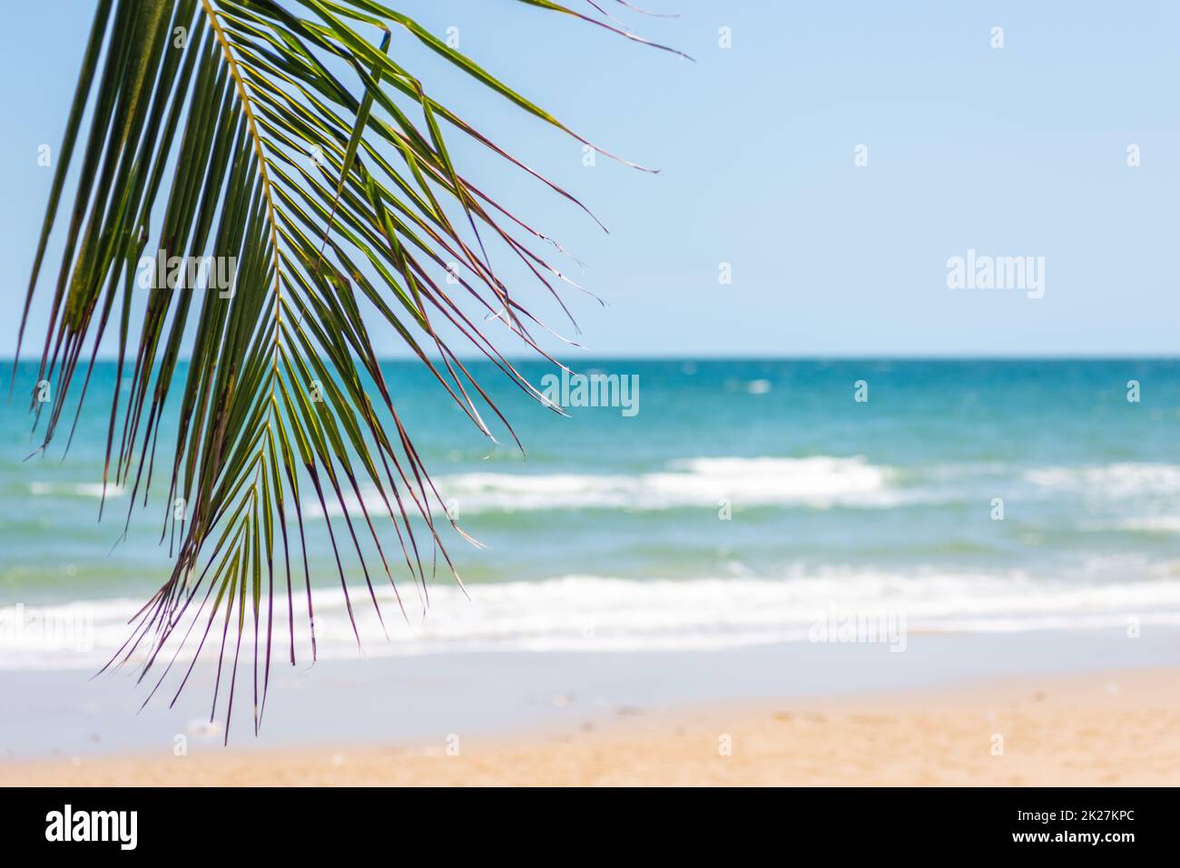 Bella spiaggia tropicale sabbia bianca acqua turchese oceano e cielo blu con nuvole Foto Stock