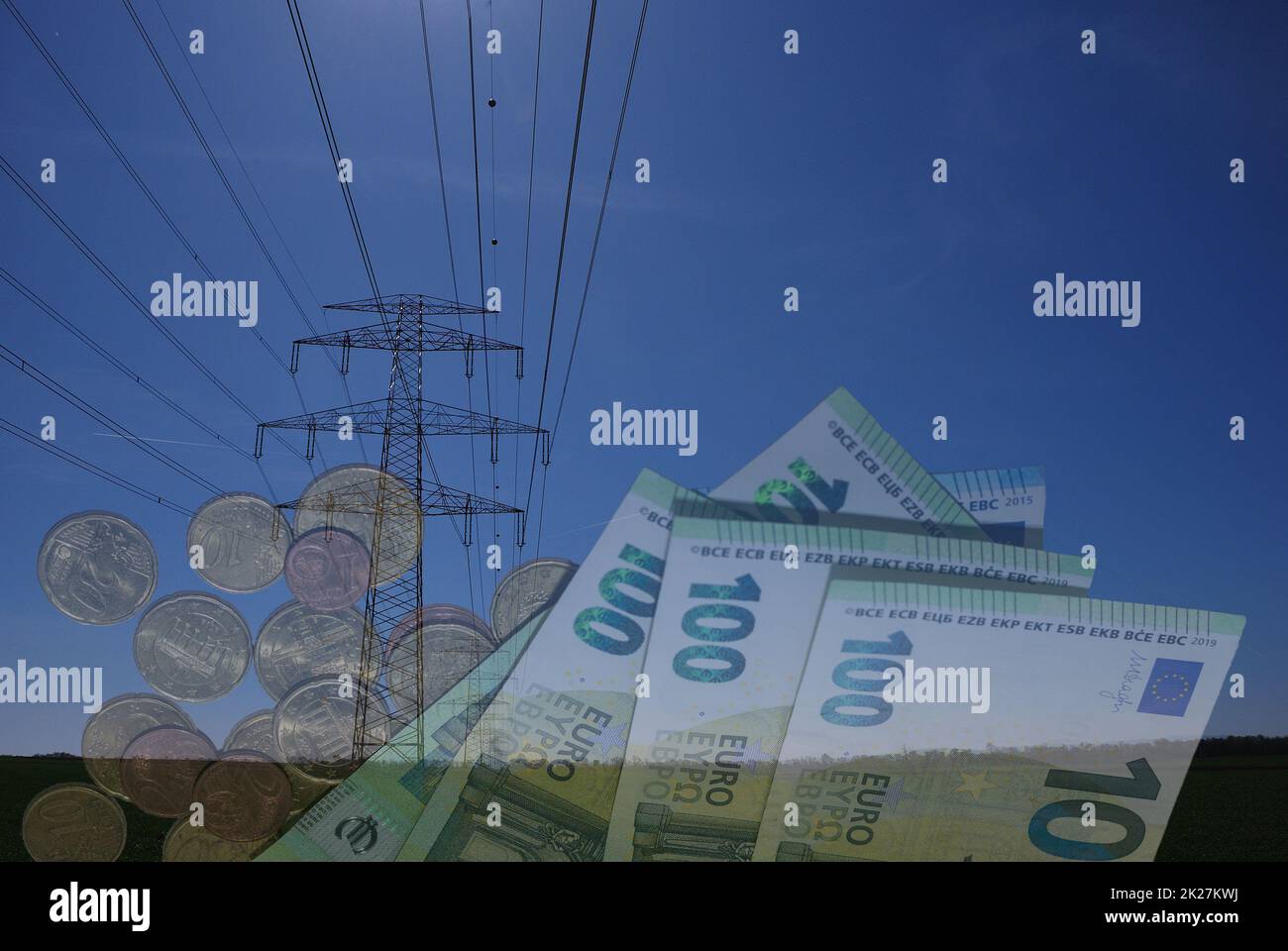 pilone elettrico con cielo blu e campo verde con banconote e monete da 100 euro Foto Stock