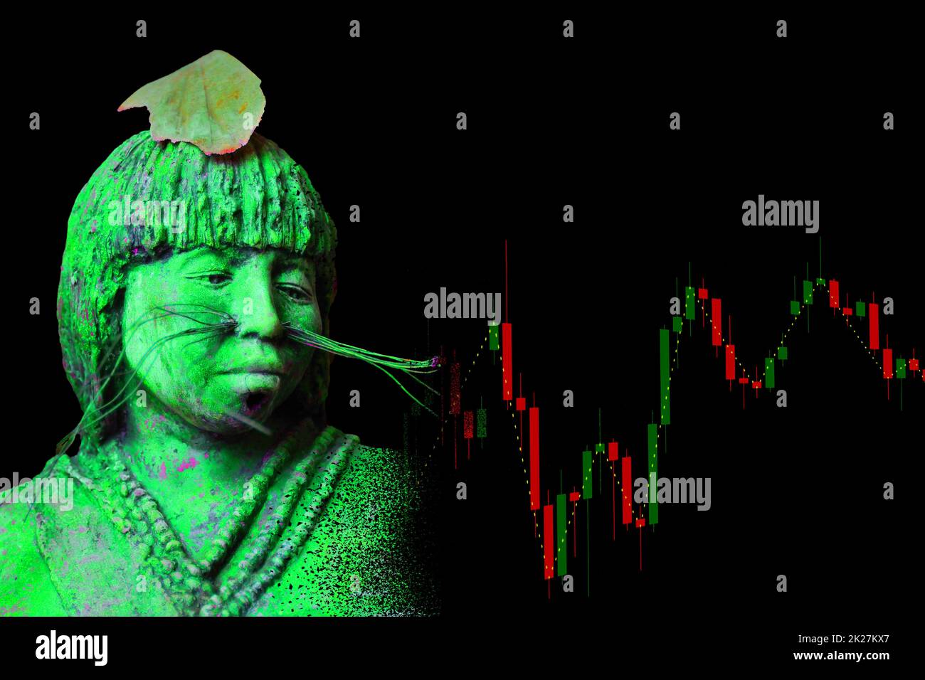 maja scultura e una carta colorata dal mercato con sfondo nero Foto Stock