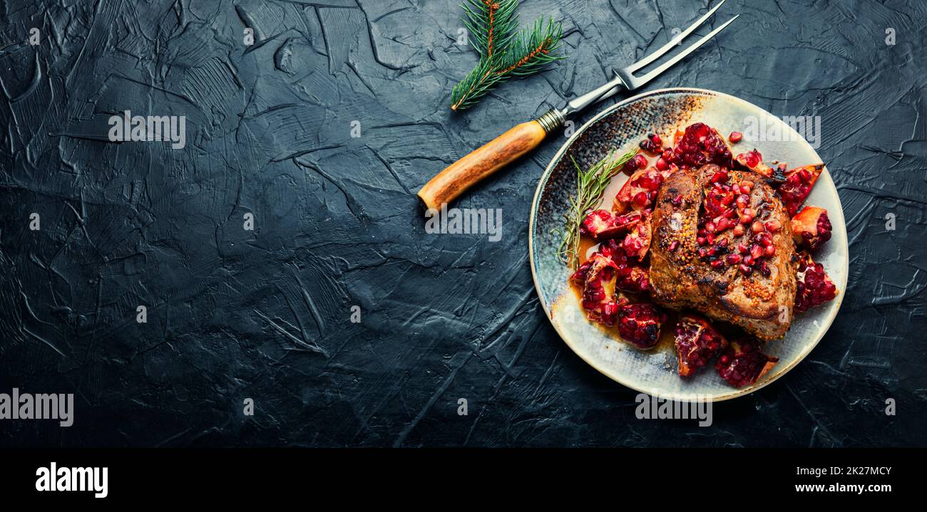 Carne di maiale fritta con melograno Foto Stock