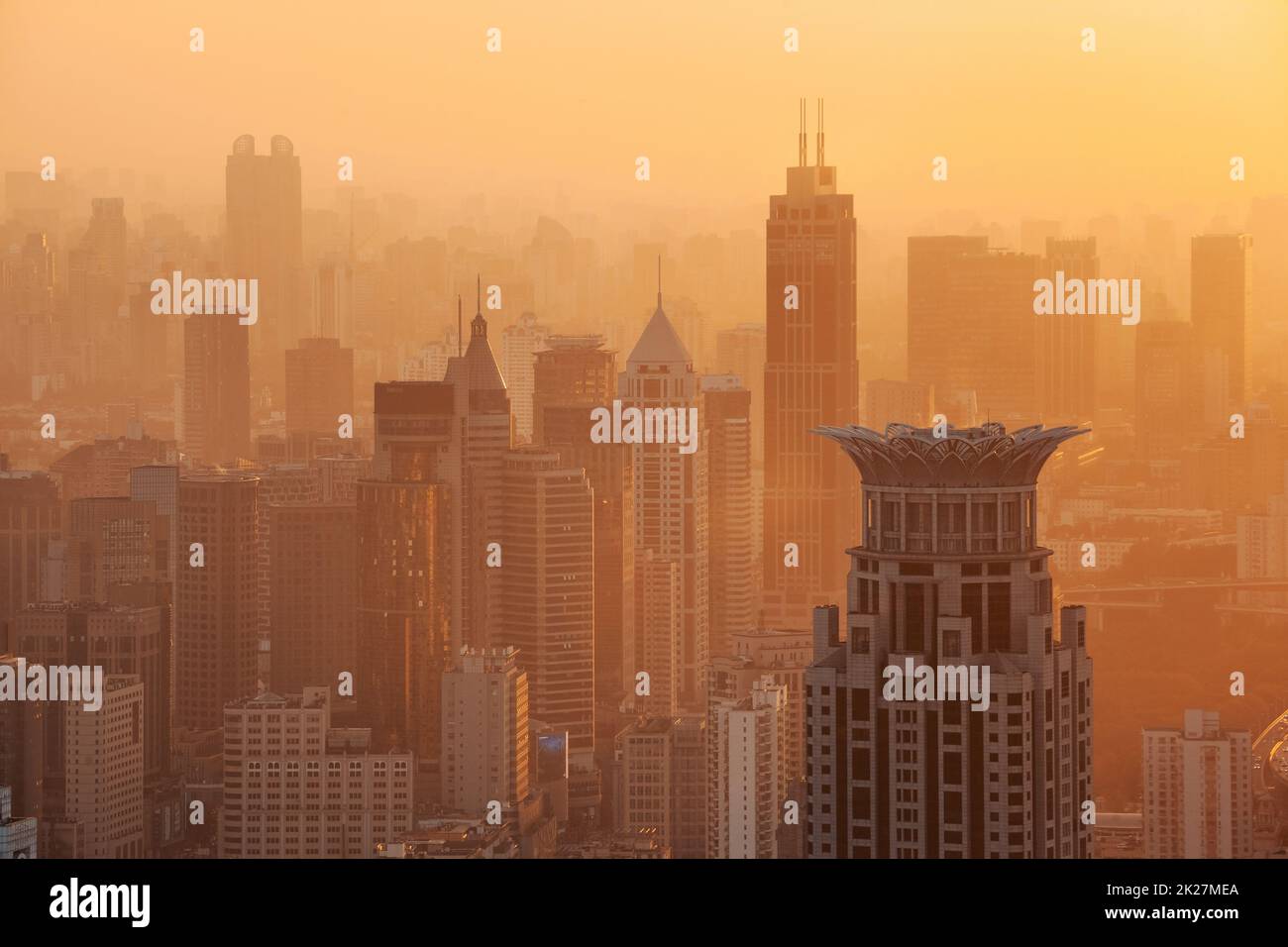 Lo skyline del paesaggio architettonico urbano nel Bund al tramonto, Shanghai, Cina Foto Stock