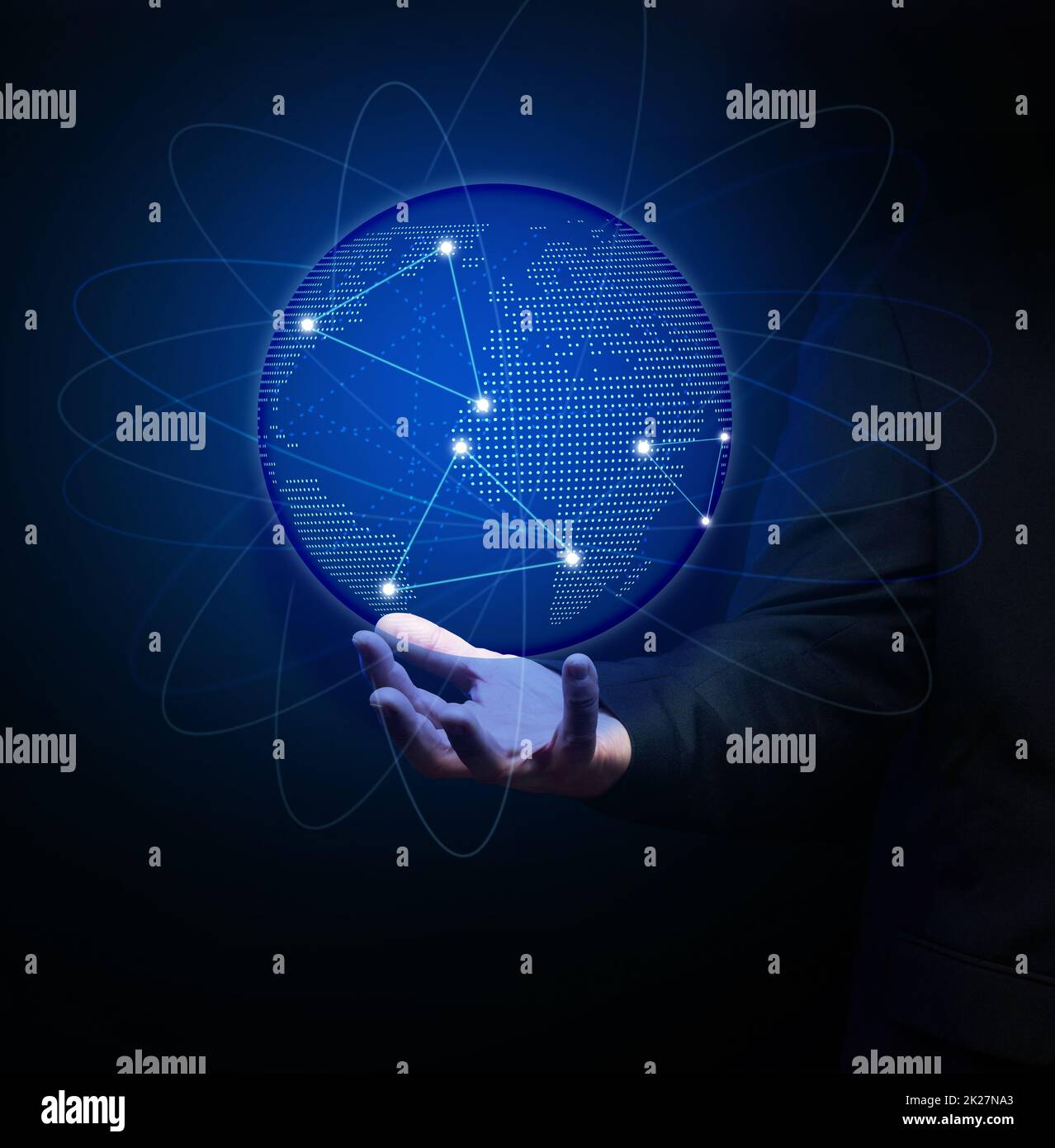 un uomo d'affari stabilisce la comunicazione e lo scambio di informazioni tra i continenti su una mappa olografica virtuale del mondo. Rete globale Foto Stock