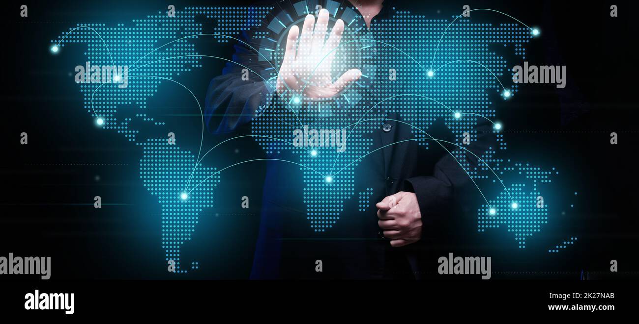 un uomo d'affari stabilisce la comunicazione e lo scambio di informazioni tra i continenti su una mappa olografica virtuale del mondo. Rete globale Foto Stock