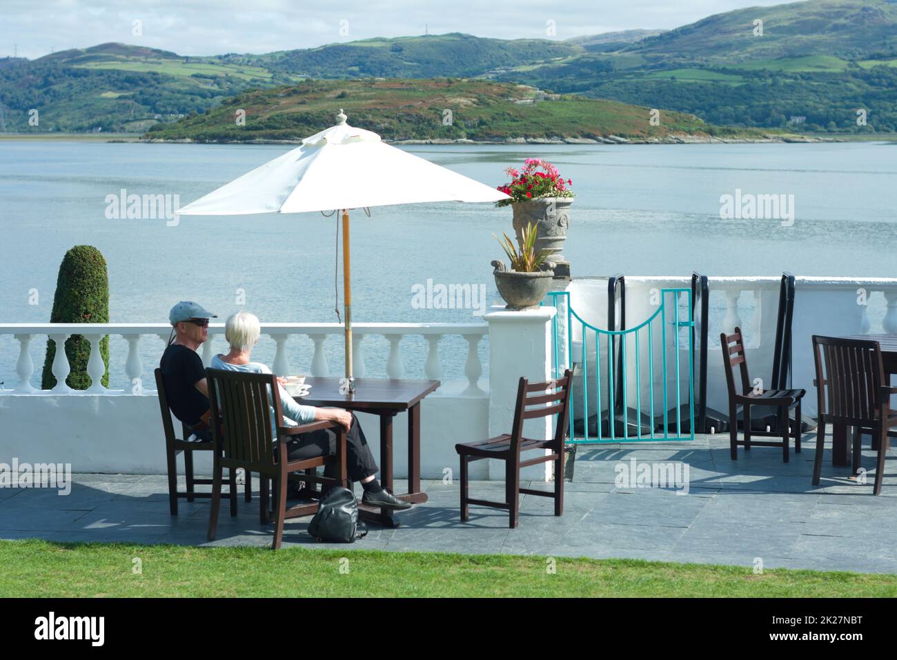 Portmerion - Galles - Settembre 14 2022 : i turisti si rilassano su una terrazza soleggiata sul fiume. Bella, pittoresca vista estiva. Foto Stock