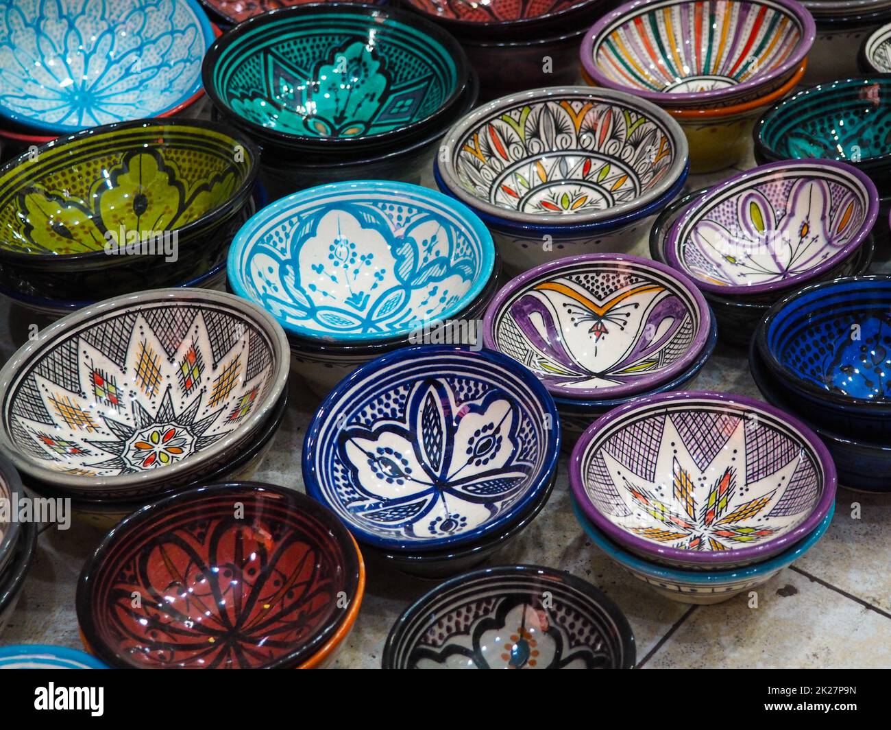 Ciotole o tazze decorate a mano in mostra al tradizionale souk - mercato di strada in Marocco Foto Stock