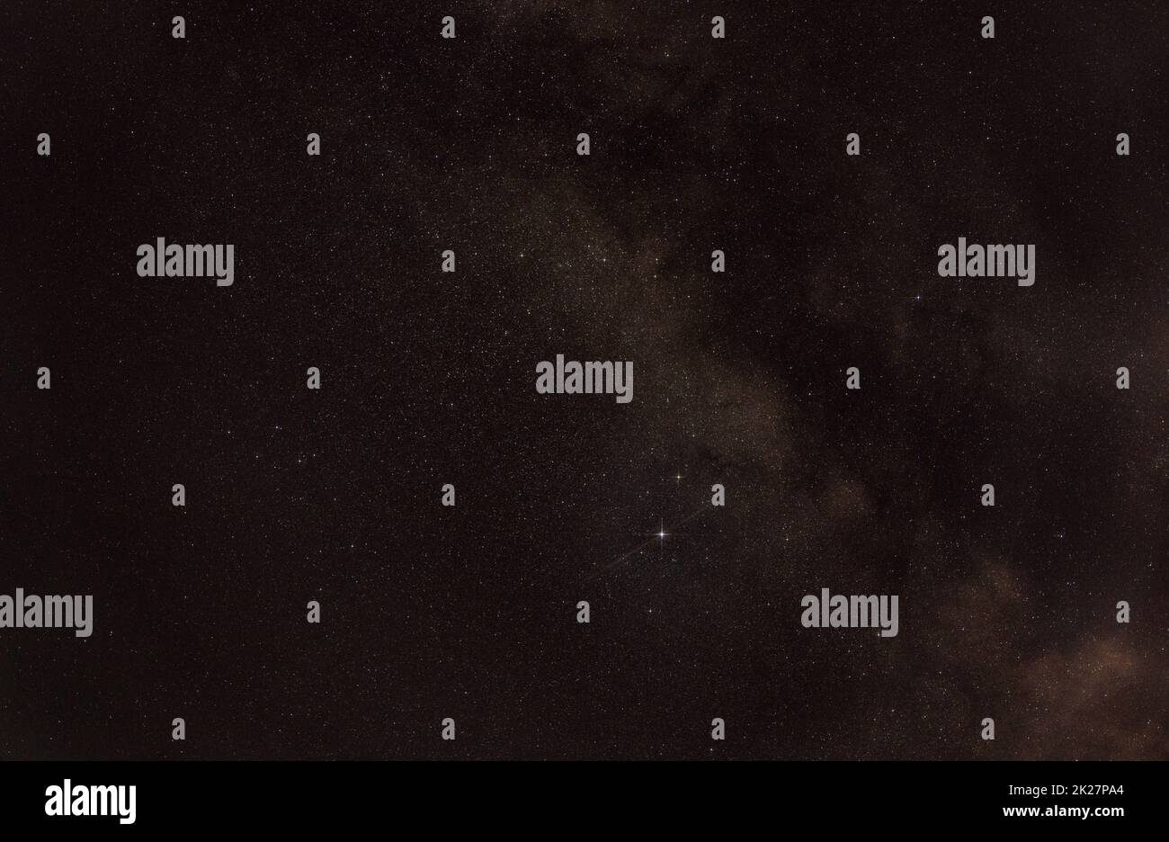 Cielo notturno con molte stelle nella zona vicino costellazioni Sagitta, Vulpecula e Delfinus. La stella più luminosa è Altair, e Tarazed sopra Foto Stock