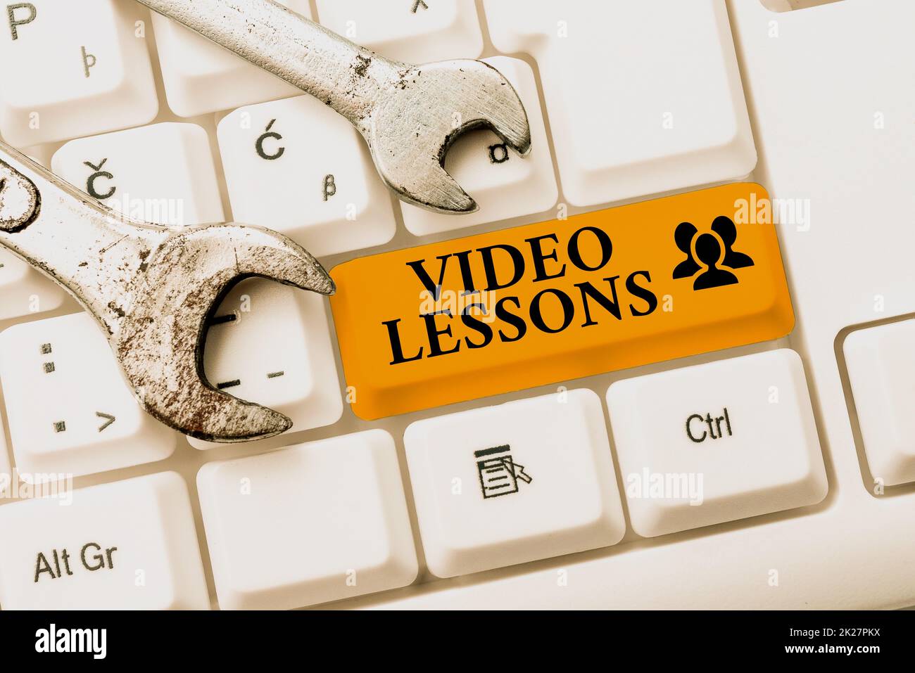 Scrittura a mano segno Video lezioni. Concetto Internet materiale di formazione online per un argomento visualizzazione e apprendimento scrivere interessanti argomenti online, digitando Office Annoucement messaggi Foto Stock