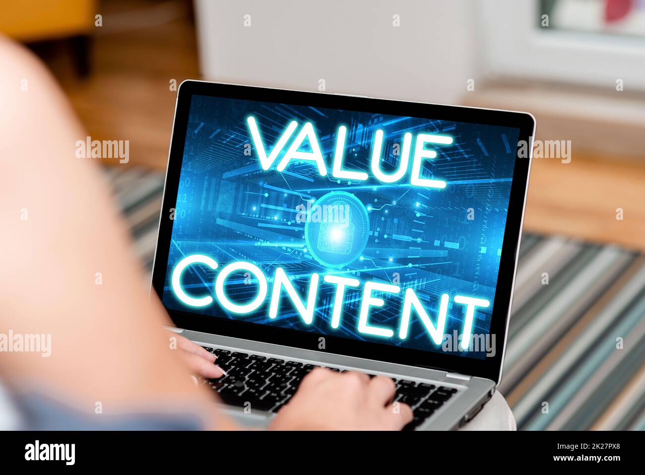 Scrittura visualizzazione del valore di testo contenuto. Concetto del Internet i particolari esclusivi che un cliente non può accedere dovunque Donna che siede con il laptop Indietro Visualizza attivamente realizzare il lavoro dalla sede. Foto Stock
