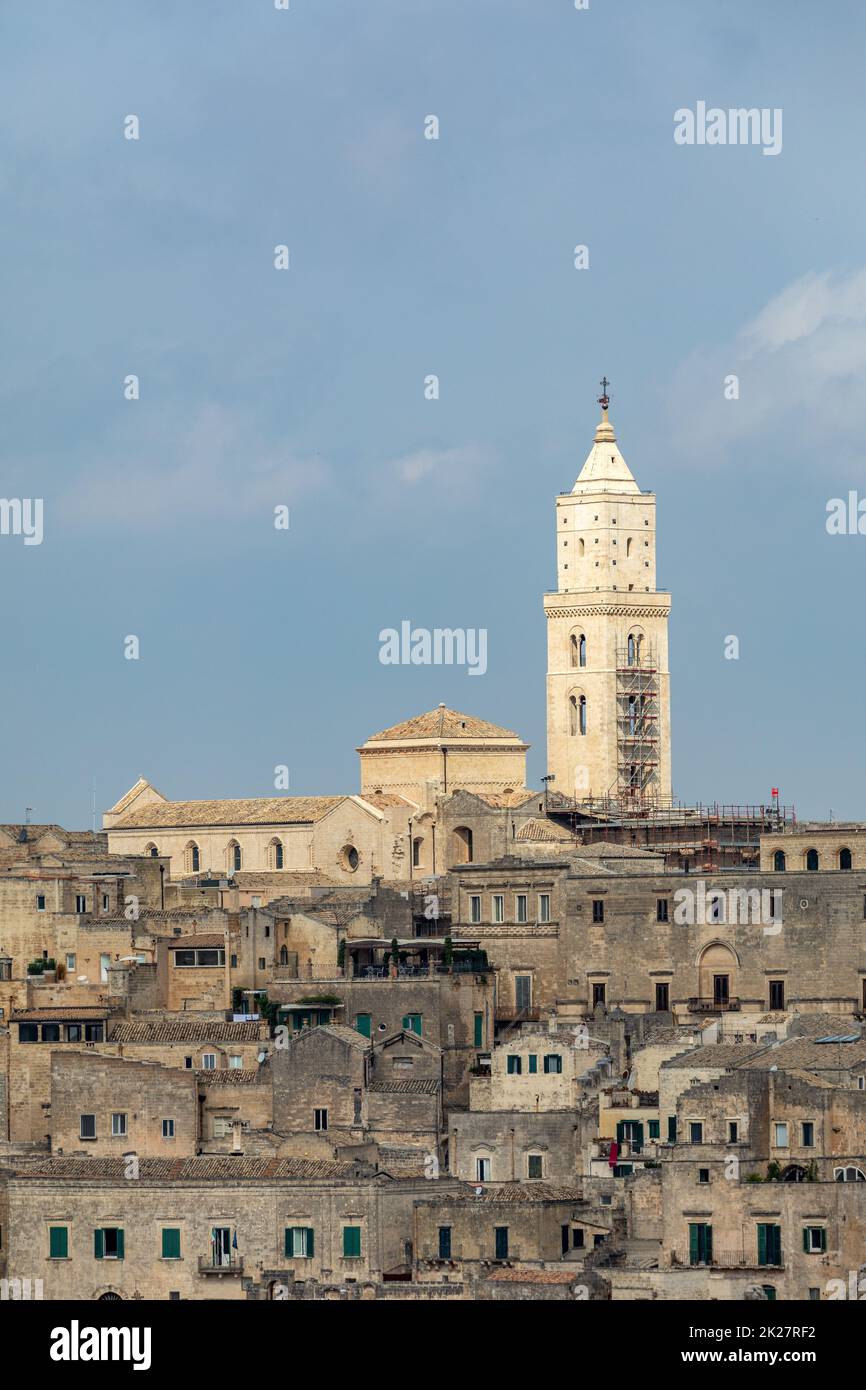 Vista dei Sassi di Matera un quartiere storico della città di Matera e ben noti per i loro antichi insediamenti rupestri. Basilicata. Italia Foto Stock