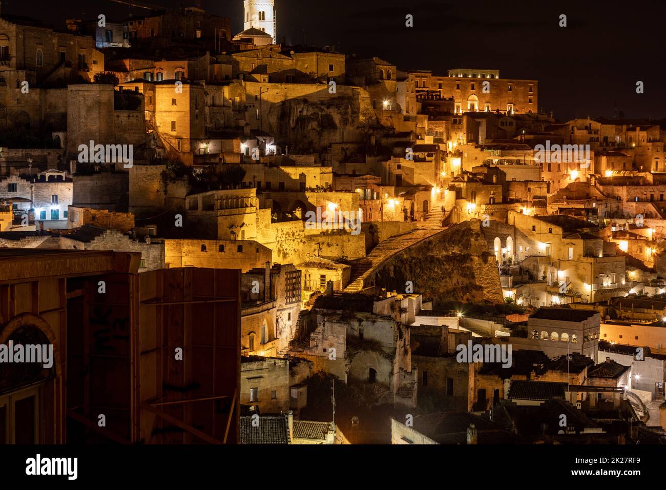 Paesaggio notturno dei Sassi di Matera, ben noti per i loro antichi insediamenti rupestri. Basilicata. Italia Foto Stock