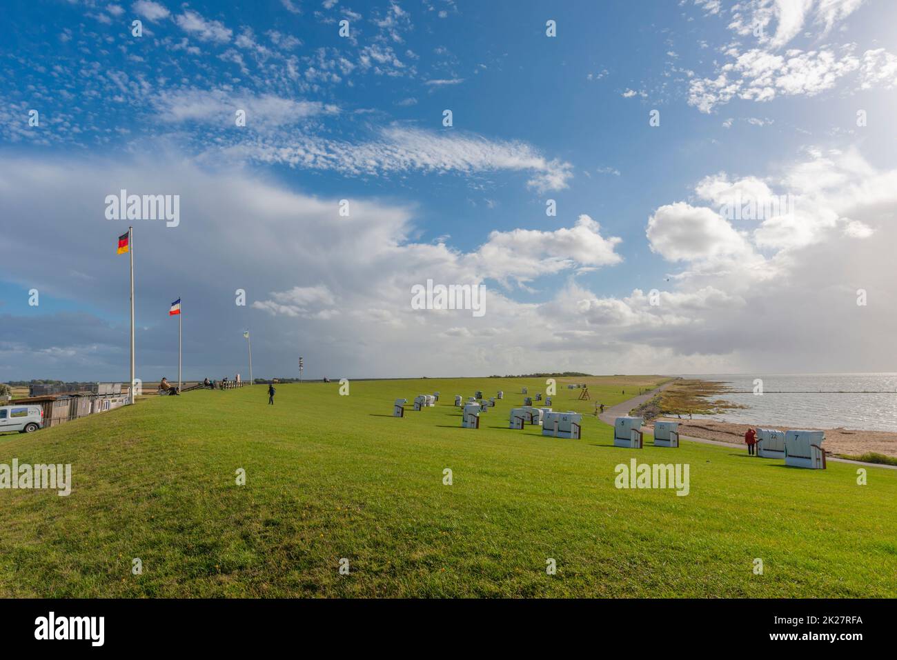 Sedie a sdraio a Fuhlehoern, nella penisola di Nordstrand, Frisia settentrionale, Schleswig-Holstein, Germania settentrionale, Foto Stock