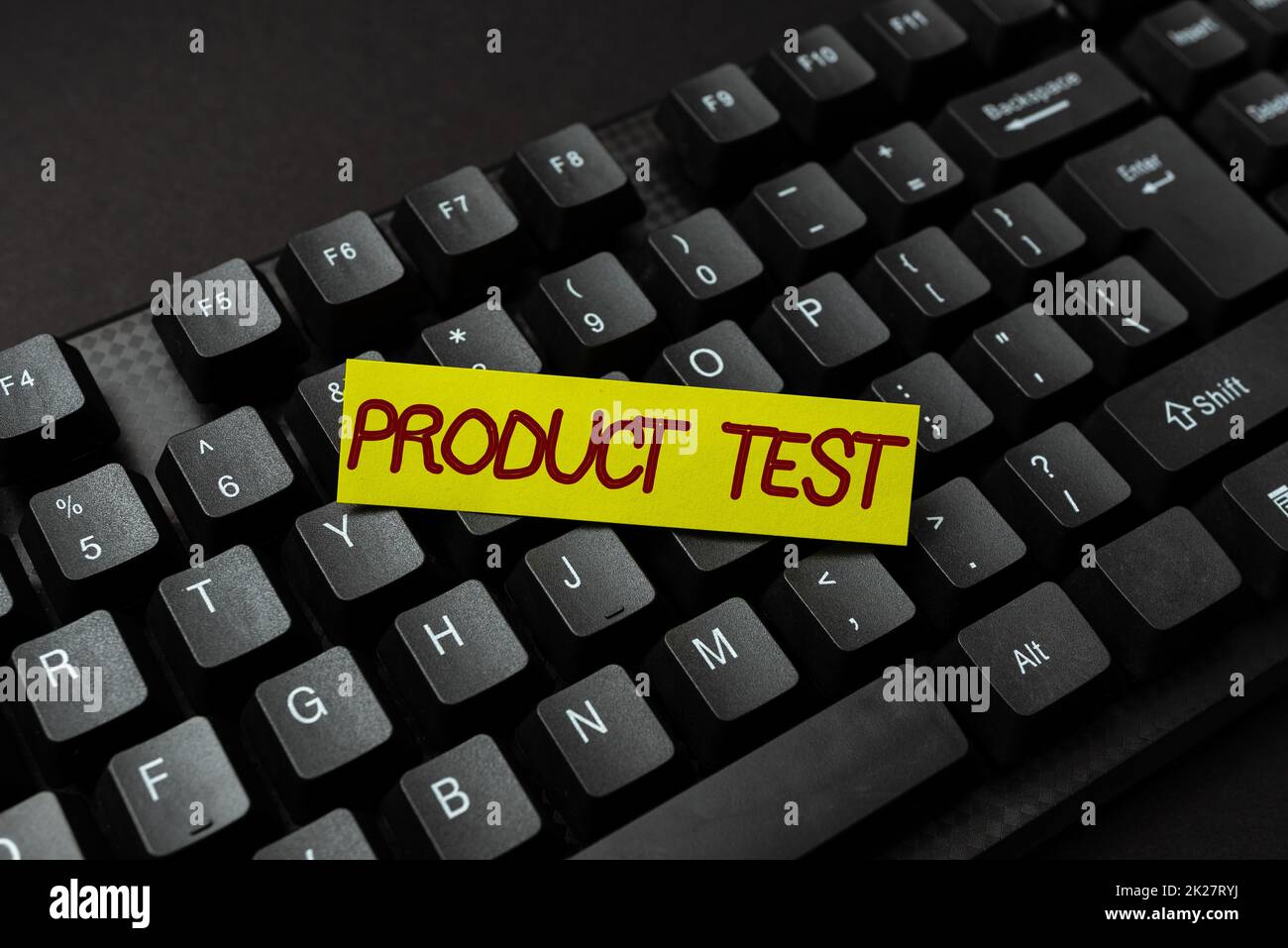 Testo che mostra il test del prodotto Inspiration. Processo di business showcase per misurare le proprietà o le prestazioni dei prodotti digitando le registrazioni ospedaliere e i rapporti, creando un nuovo eBook Reading Program Foto Stock