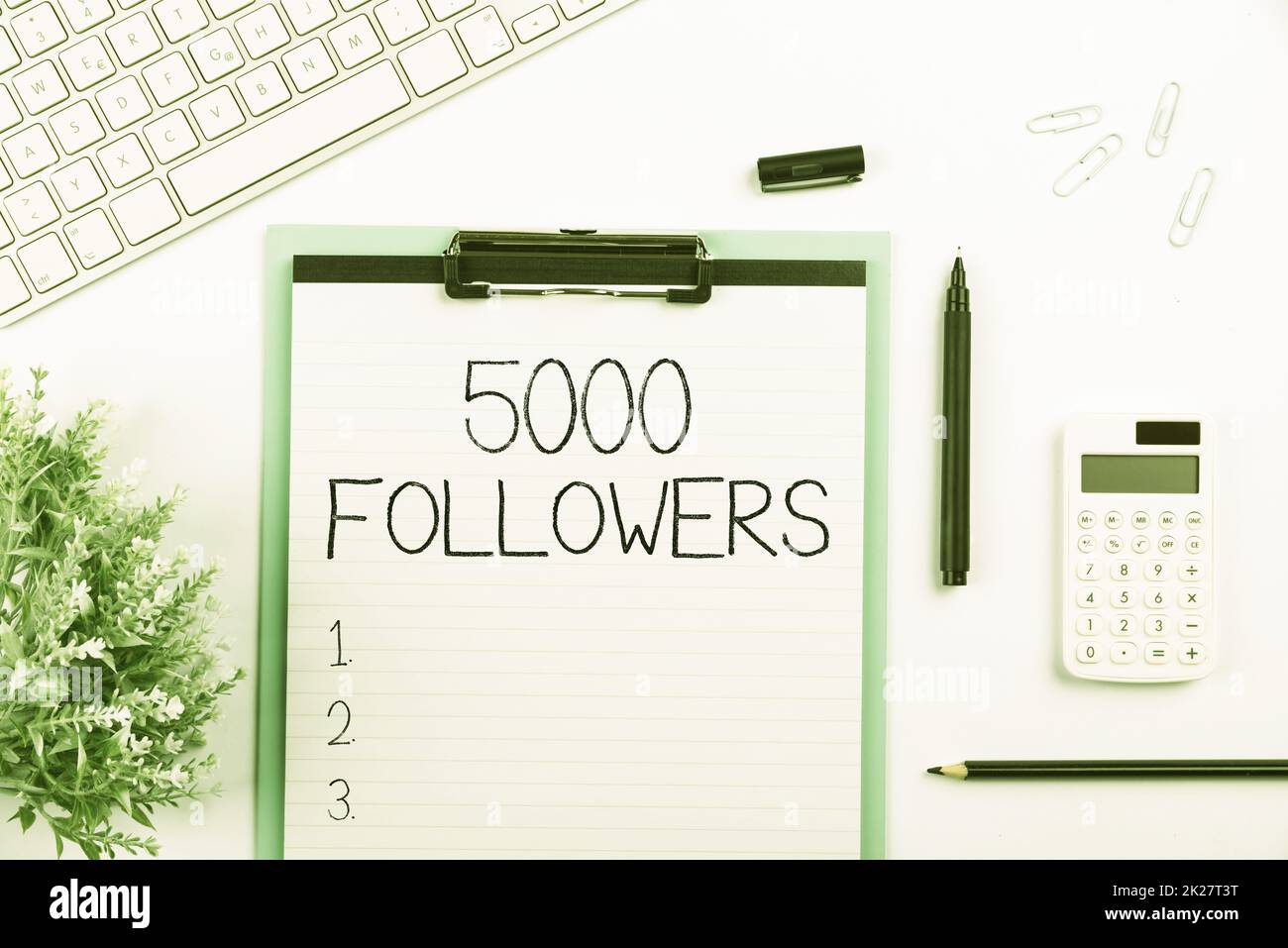 Testo che mostra ispirazione 5000 follower. Foto concettuale numero di persone che seguono qualcuno in Instagram più assortiti Collezione Ufficio Stationery Foto messo sopra tavolo Foto Stock