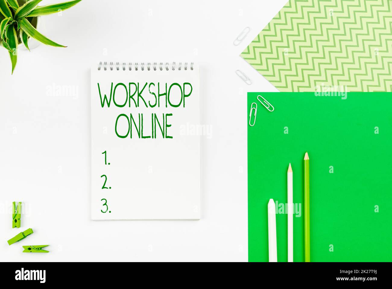 Cartello che mostra il workshop online. Parola scritta sul gruppo di mostrare impegnarsi in una discussione e attività intensa molteplici assortiti Collezioni Ufficio Stationery Foto posto sul tavolo Foto Stock