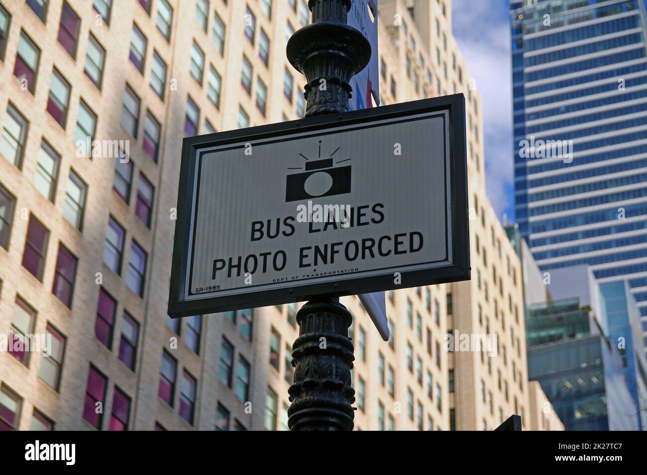 White Bus Lanes Photo segnale forzato appeso a una piscina nera nel centro di Manhattan Foto Stock