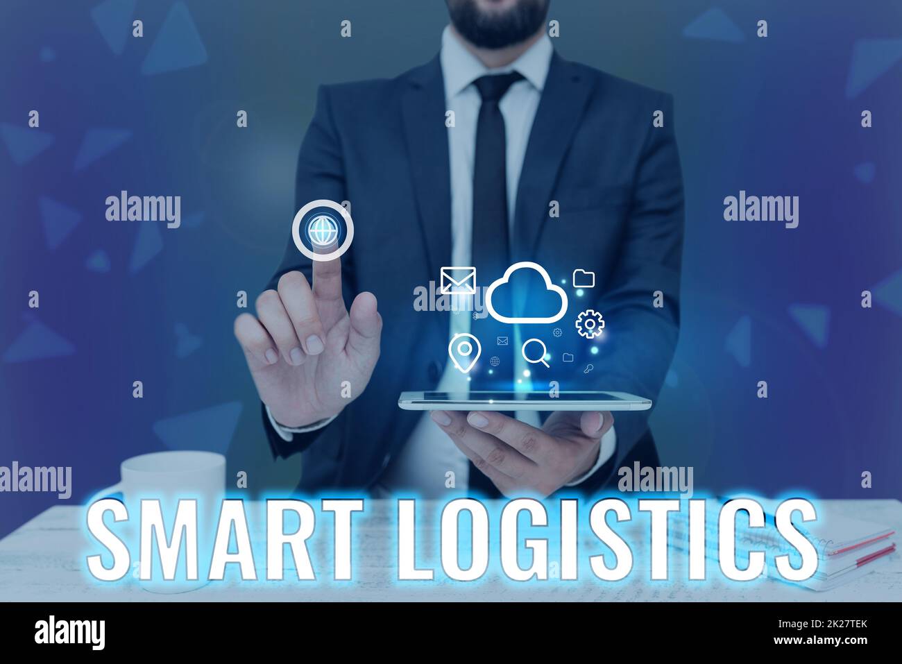 Ispirazione che mostra il segno Smart Logistics. Concetto che significa integrazione di tecnologia intelligente nel sistema logistico uomo tenendo schermo del telefono cellulare che mostra la tecnologia futuristica. Foto Stock