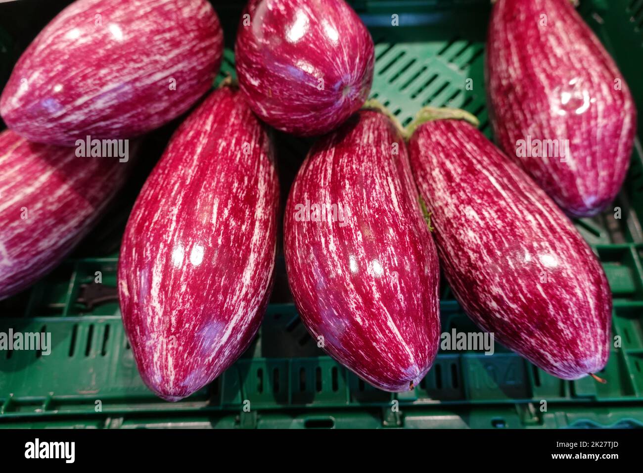 frische Aubergine (Solanum melongena) oder Eierpflanze auf dem Wochenmarkt Foto Stock