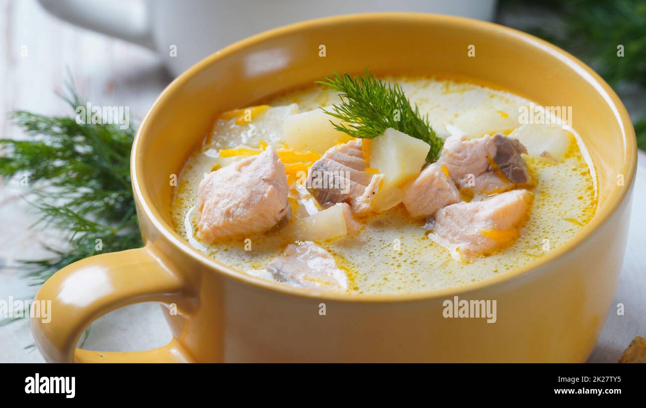 Zuppa cremosa di pesce con salmone, patate, cipolle, carote, aneto e sedano . Kalakeitto - piatto tradizionale della cucina finlandese o zuppa russa di testa di pesce Ukha. Concetto di cibo sano. Omega -3 Foto Stock