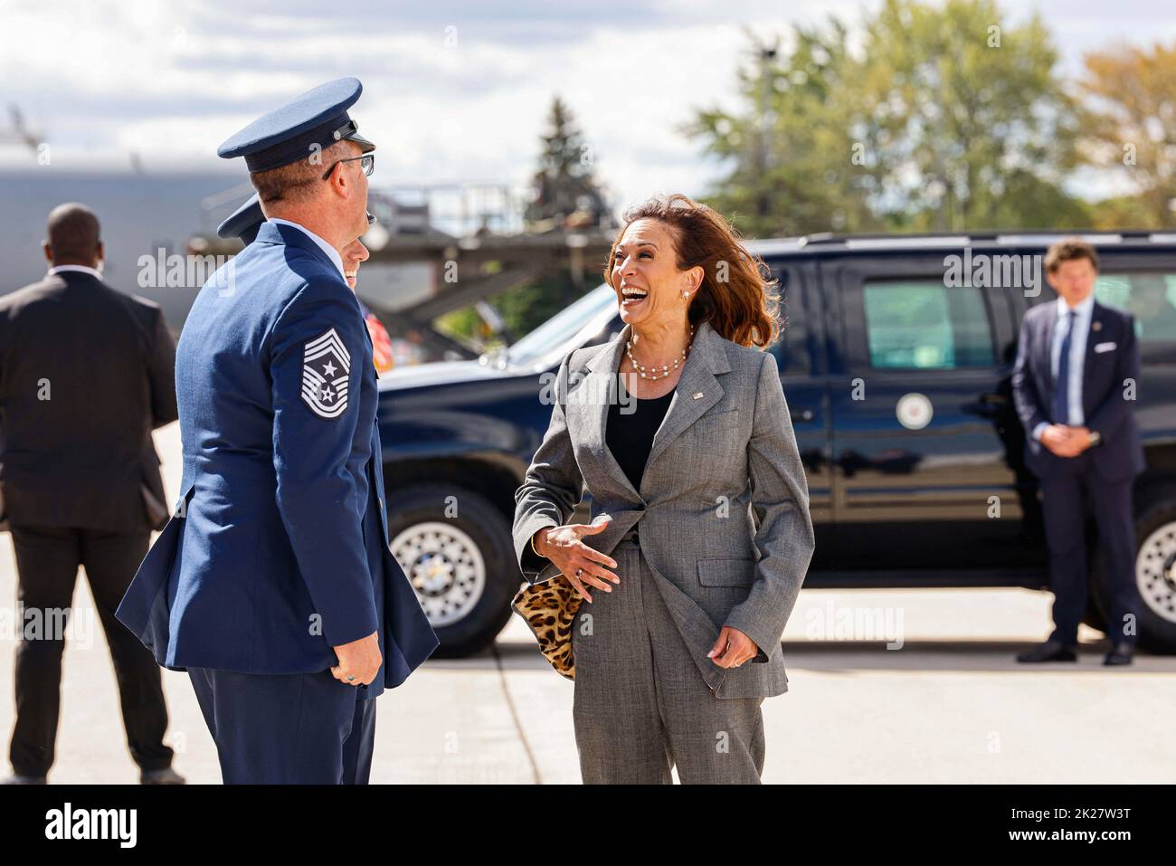 Milwaukee, Wisconsin, 22/09/2022, il Vice Presidente degli Stati Uniti Kamala Harris saluta i membri della Guardia Nazionale dell'Air Force degli Stati Uniti all'aeroporto internazionale di Mitchell. Harris avrebbe dovuto rilasciare le sue osservazioni alla Conferenza della Democratic Attorneys General Association (DAGA) al Pfister Hotel di Milwaukee, Wisconsin, il 22 settembre 2022 Foto Stock